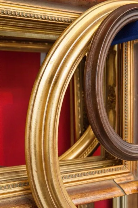 Goldene Rahmenprofile