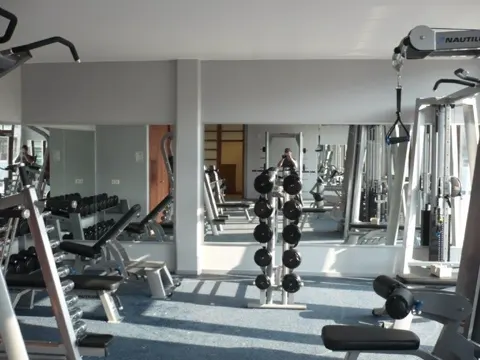 Spiegelwand im Fitnessraum