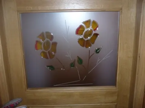 Kunstverglasung mit Blumen