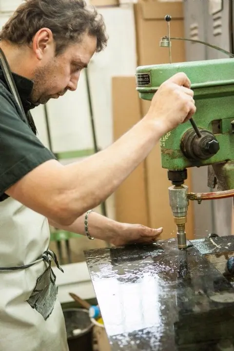 Glasbohrung in der Werkstatt