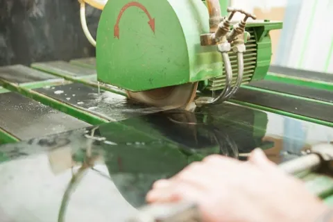 Glaszuschnitt an der Maschine
